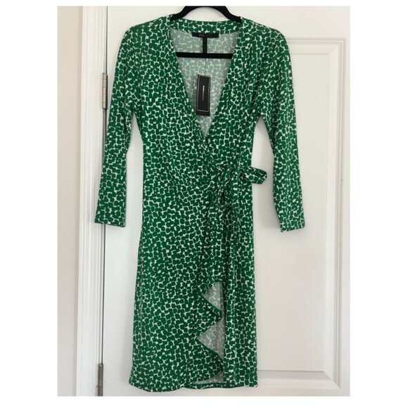 NWT BCBG Maxazria Dress Green White Giraffe Print Wrap 3/4 Sleeve Vneck - Small - Picture 1 of 3